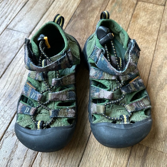 Keen Sandals Boys Size 11C Green Camo Sports Closed toe Bungee Outdoor Adventure - Picture 1 of 6